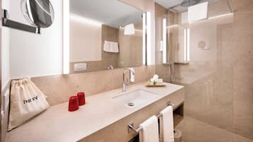 Deluxe-Dreibettzimmer, Bergblick | Badezimmer | Dusche, Haartrockner, Handtücher, Seife