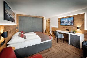 Quarto triplo luxo, vista para a montanha | Roupas de cama premium, cofres nos quartos, escrivaninha