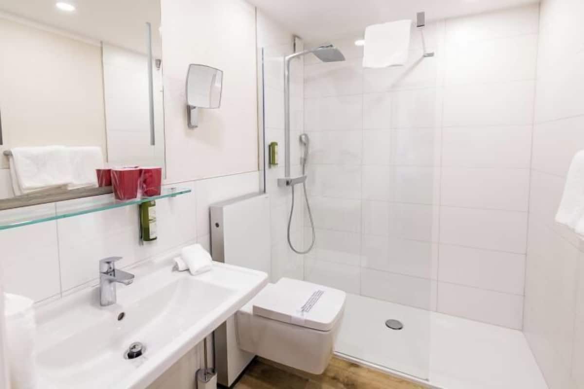 Banheiro | Chuveiro, secador de cabelo, toalhas de banho, sabonete