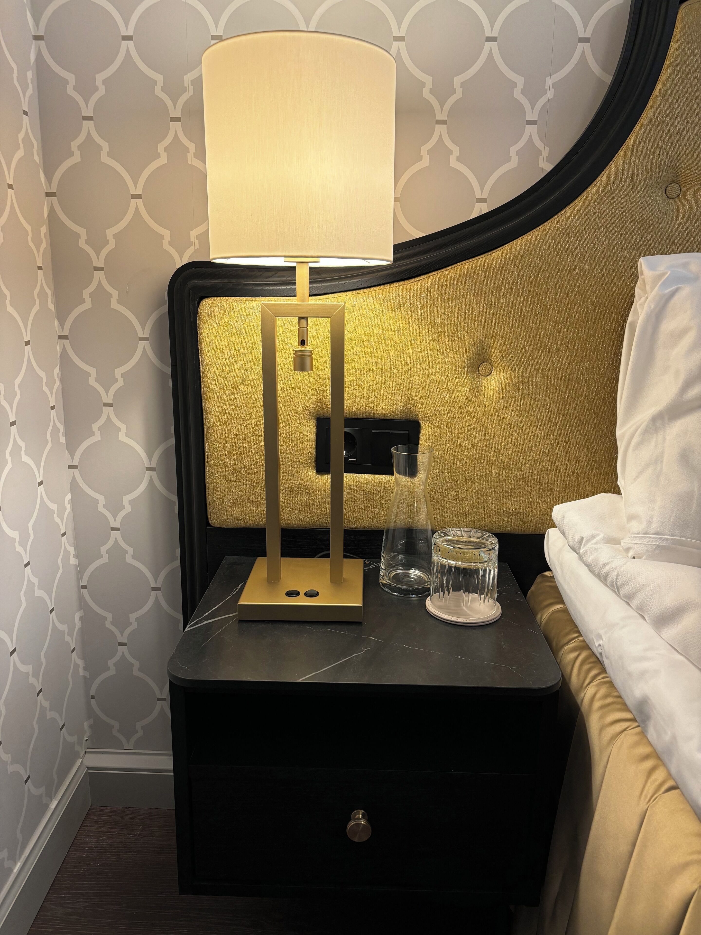 Cubrecamas, minibar y caja de seguridad en la habitación 