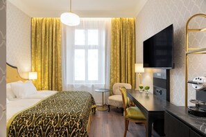 Decoración personalizada, muebles diferentes, escritorio y wifi gratis