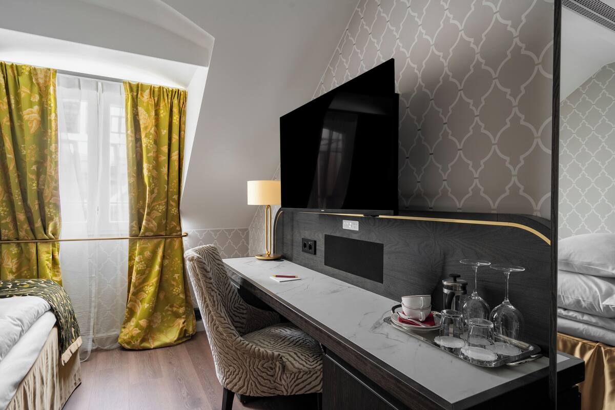 Rom – standard, 1 queensize-seng, ikke-røyk | Dundyner, minibar, safe på rommet og blendingsgardiner