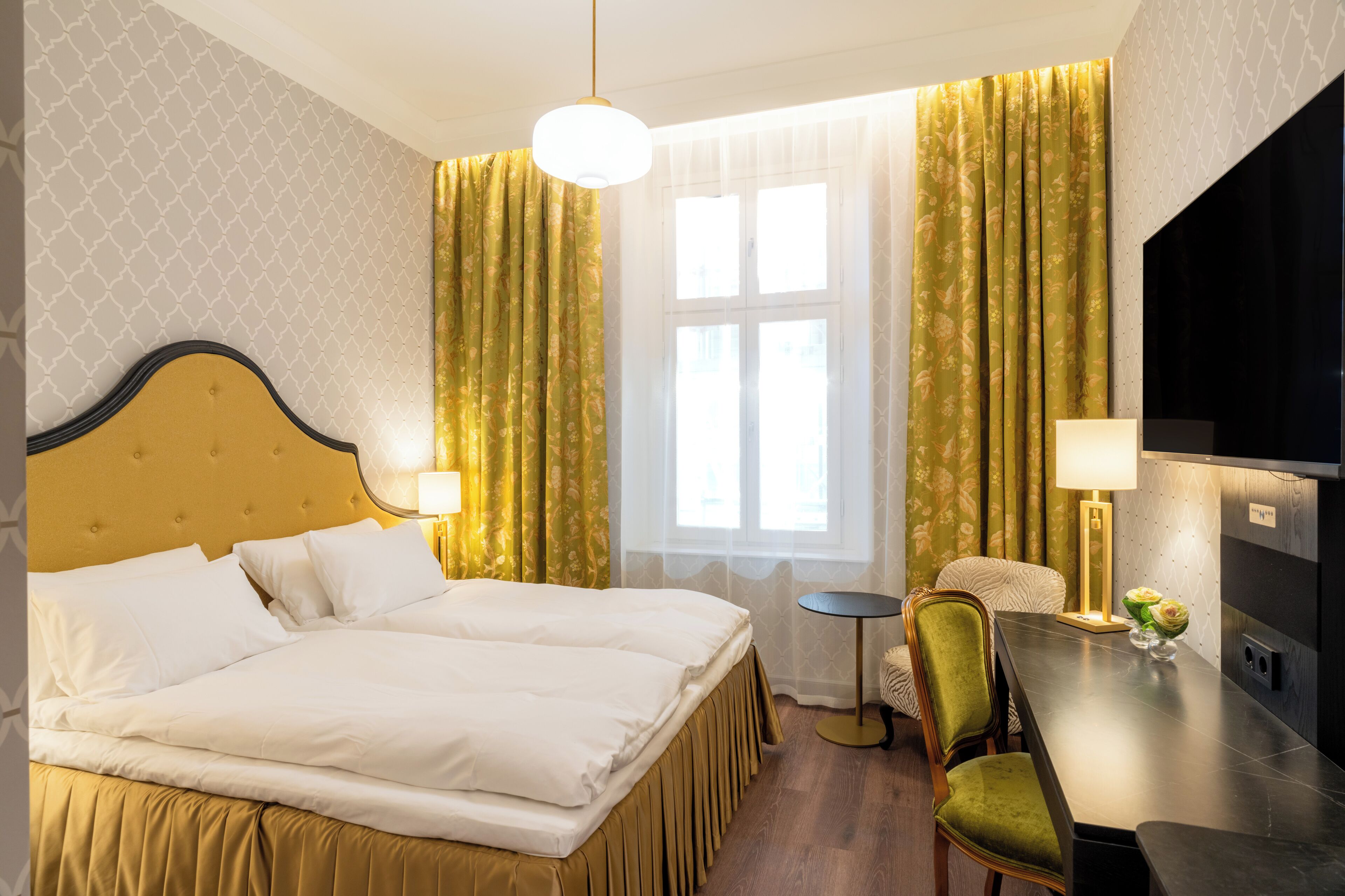 羽毛の掛け布団、ミニバー、セーフティボックス (室内)、客室ごとに異なる装飾