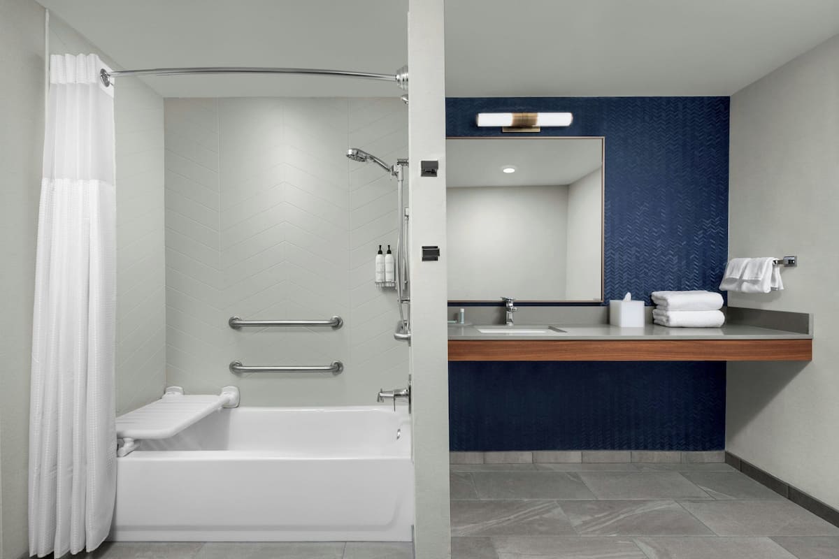 Combined shower/tub, free toiletries, hair dryer, towels
