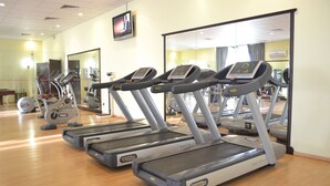 A gym with treadmills, exercise bikes, and mirrors. - Holiday Inn Yanbu by IHG (Yanbu)