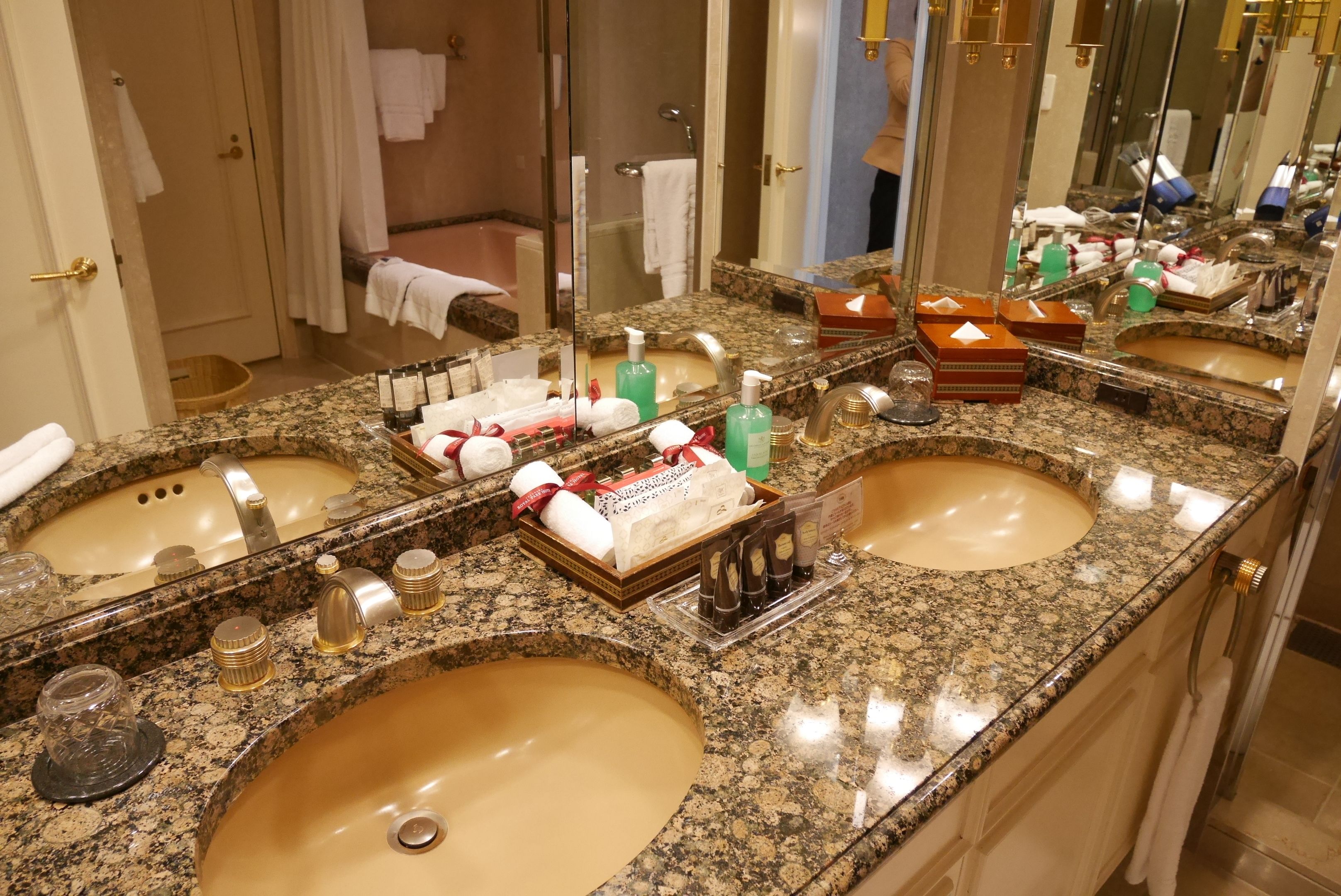club floor junior suite, non smoking | bathroom | combined shower/bathtub, designer toiletries, hair dryer, slippers