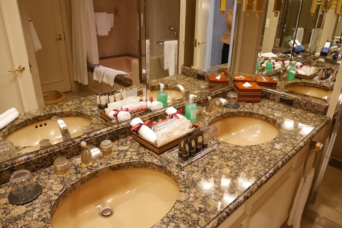 club floor junior suite, non smoking | bathroom | combined shower/bathtub, designer toiletries, hair dryer, slippers