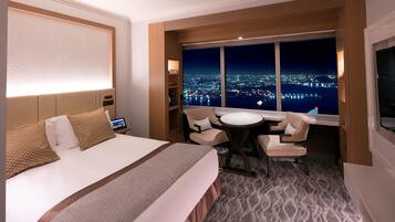 Sky Resort Floor Atelier Comfort Double Room, Bay View, Non Smoking (60-64th floor) | In-room safe, desk, blackout drapes, soundproofing
