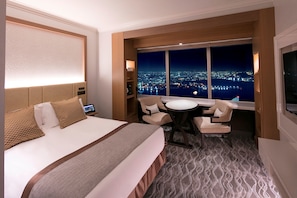 In-room safe, desk, blackout curtains, soundproofing - Yokohama Royal Park (Yokohama)
