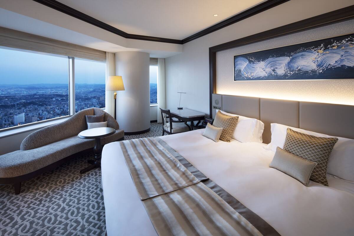 Club Floor Corner Double Room, Bay View, Non Smoking | In-room safe, desk, blackout curtains, soundproofing