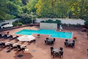 Una piscina al aire libre de temporada