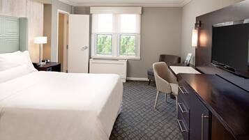 Camas con pillow-top, caja de seguridad en la habitación y escritorio