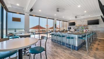 Bar junto a la piscina