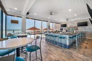 Bar en bord de piscine