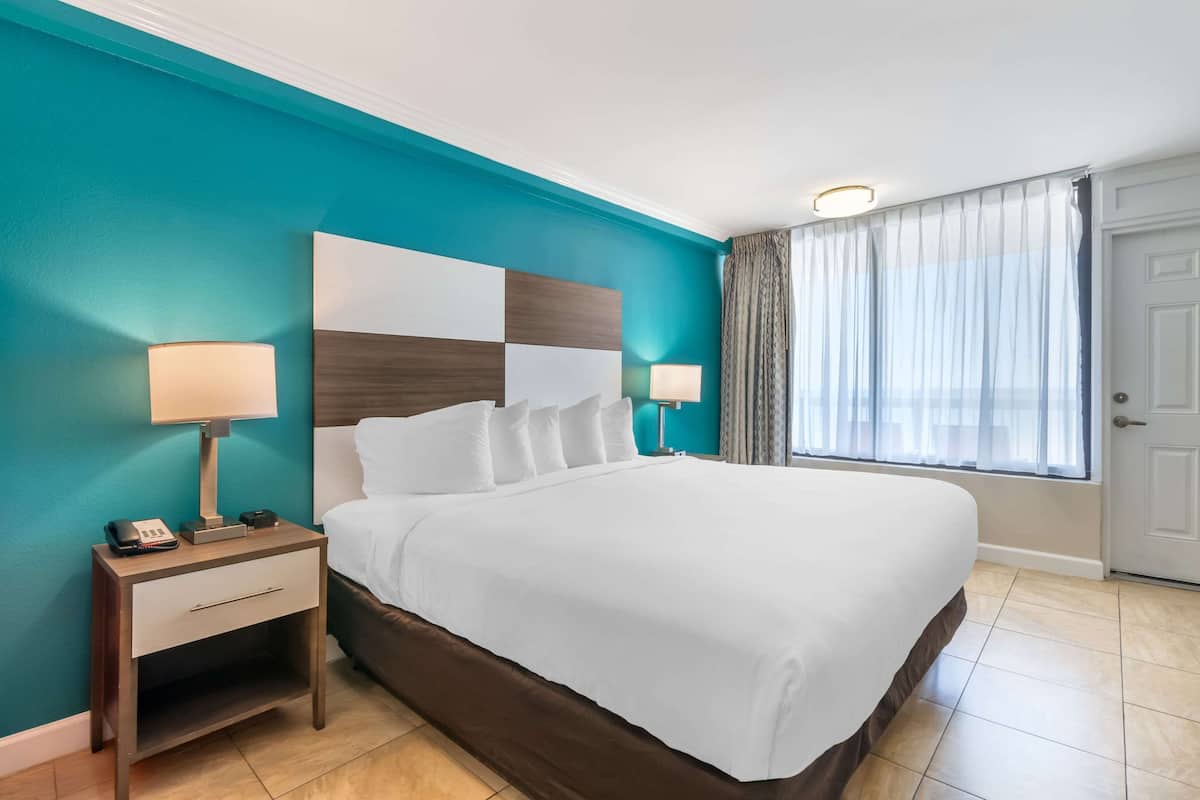 Egyptian cotton sheets, premium bedding, pillowtop beds, desk