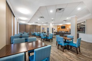 Buffet déjeuner gratuit tous les jours