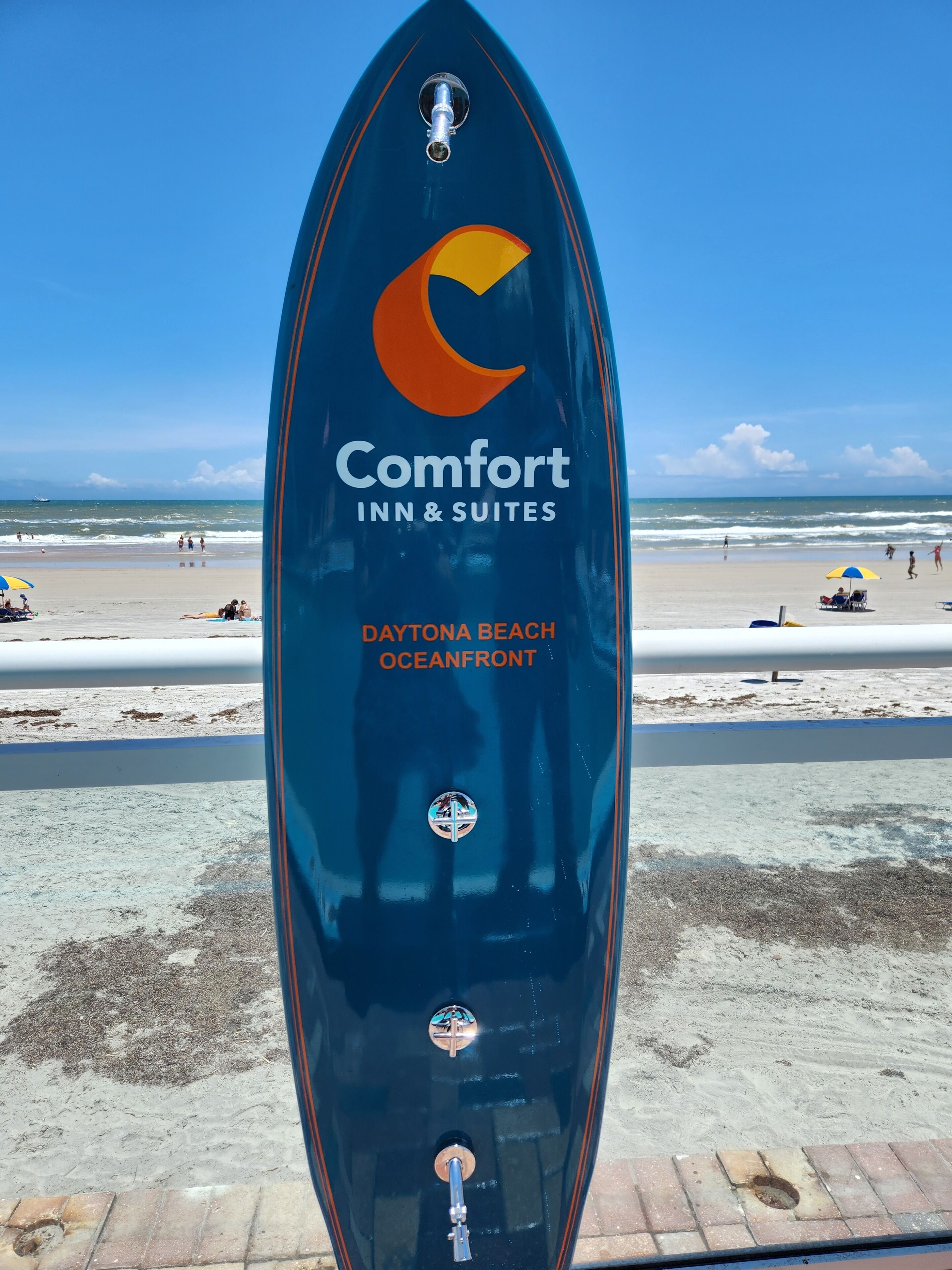 Señal con forma de tabla de surf para Comfort Inn & Suites en Daytona Beach Oceanfront.