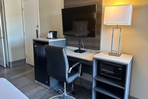 Roupas de cama premium, escrivaninha, ferros/tábuas de passar roupa