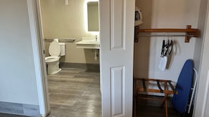 Chambre, 1 très grand lit, accessible aux personnes à mobilité réduite (Mobility Accessible) | Literie de qualité supérieure, bureau, fer et planche à repasser