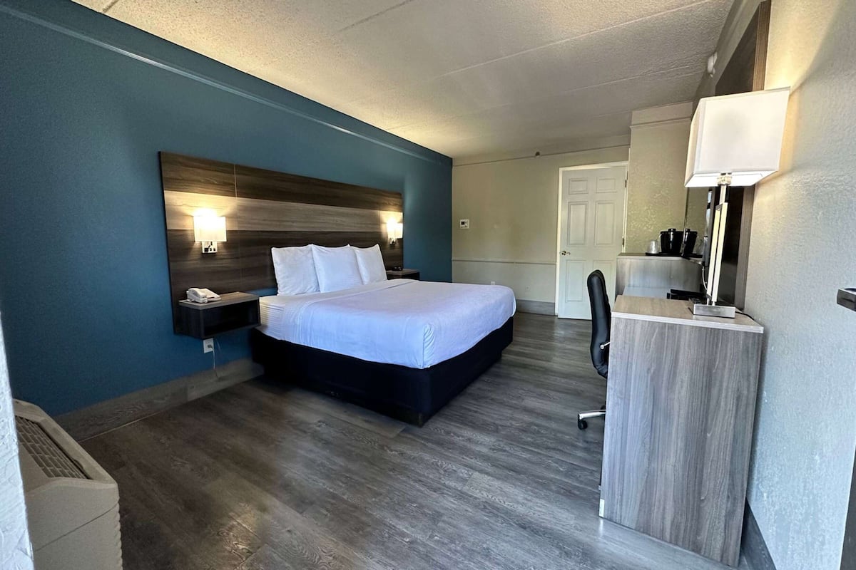 Chambre, 1 très grand lit, accessible aux personnes à mobilité réduite (Mobility Accessible) | Literie de qualité supérieure, bureau, fer et planche à repasser