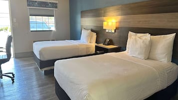 Luxe beddengoed, een bureau, een strijkplank/strijkijzer