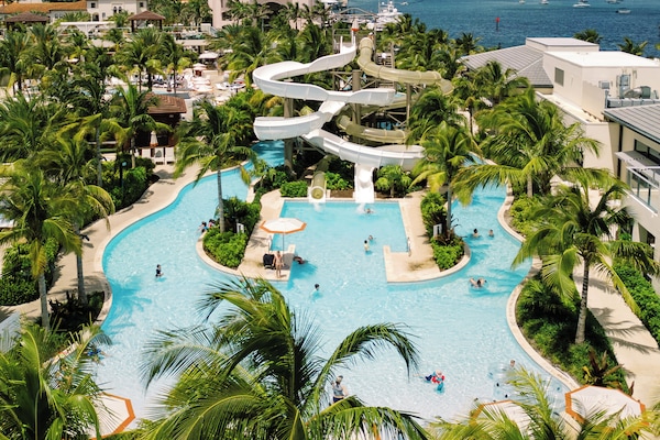 3 piscinas externas, barracas, guarda-sóis