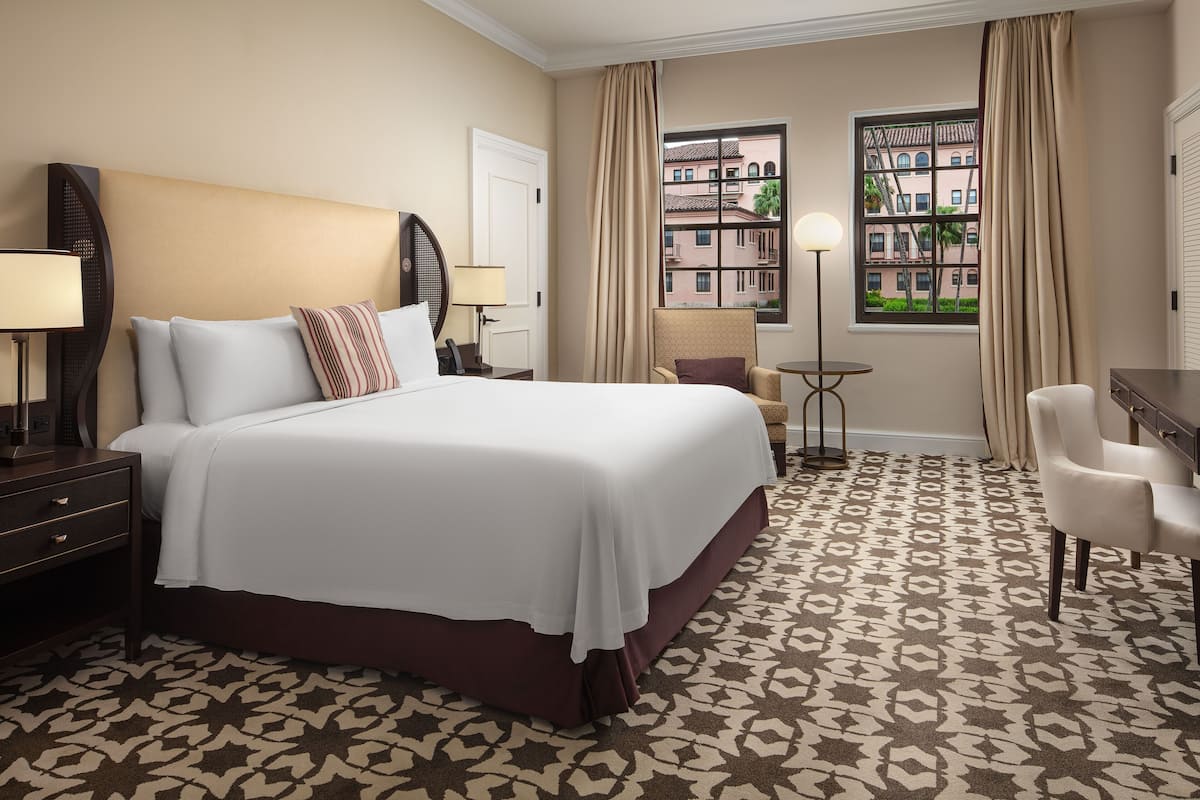 Room, 1 King Bed (Estate View) | Premium bedding, free minibar, in-room safe, desk