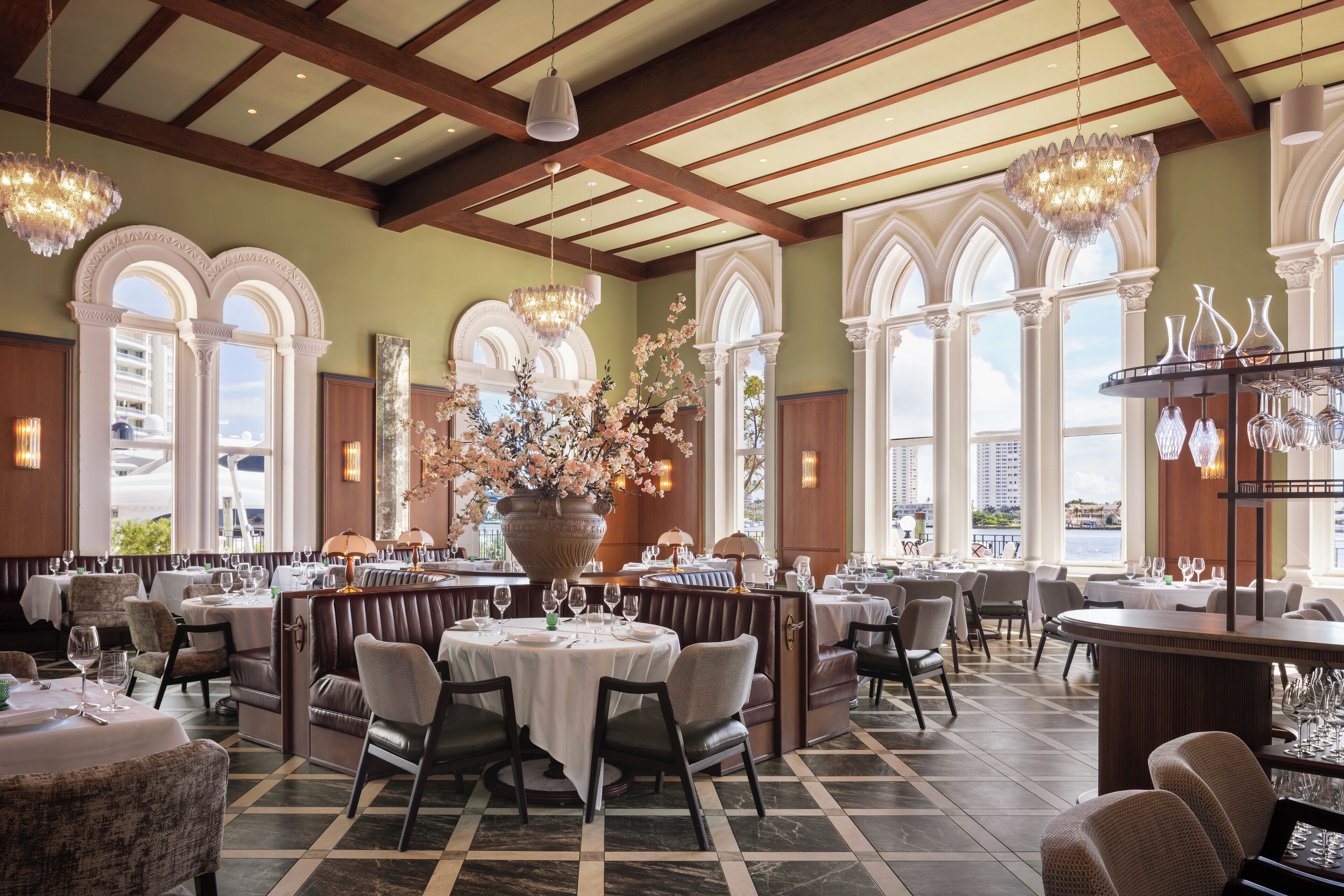 10 restaurants, breakfast, lunch, dinner served; caribbean cuisine