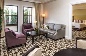 Hochwertige Bettwaren, kostenlose Minibar, Zimmersafe, Schreibtisch