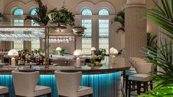 9 quầy bar/khu lounge, quầy bar ngay sát hồ bơi, quầy bar bên hồ bơi