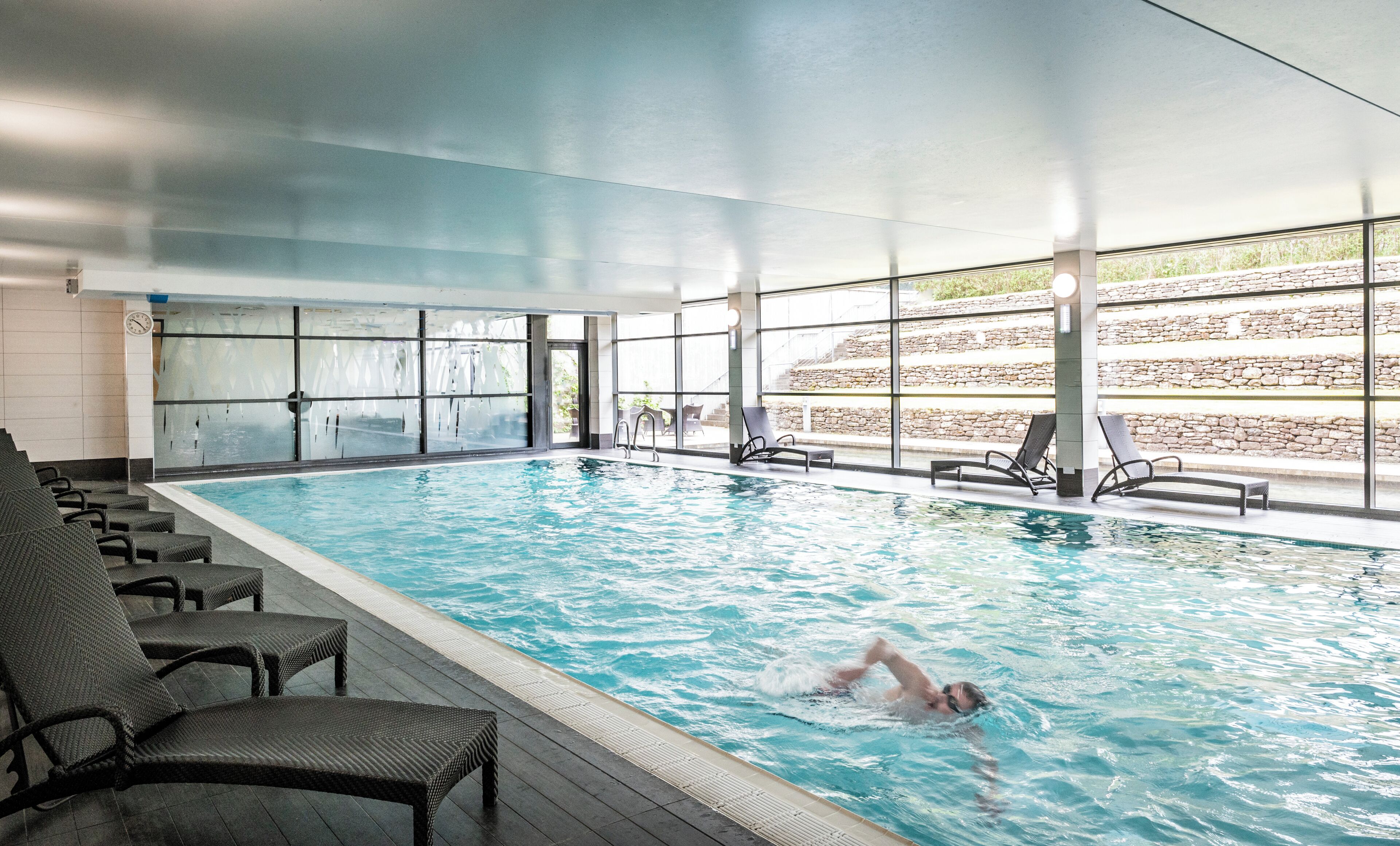 Una piscina cubierta