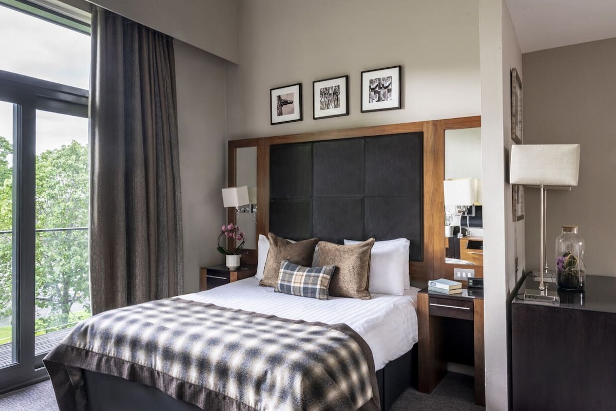 Premium bedding, in-room safe, desk, laptop workspace