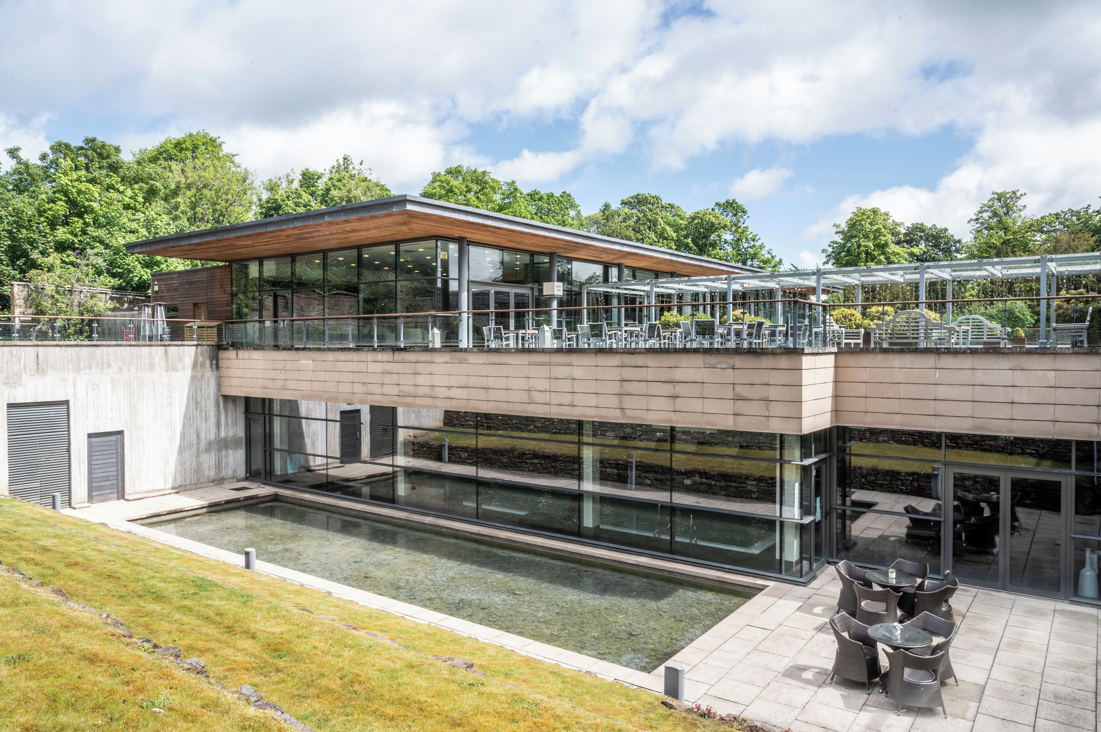 Una piscina cubierta