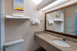 Combined shower/bathtub, free toiletries, hair dryer, towels - Days Inn by Wyndham Panama City (Panama City)