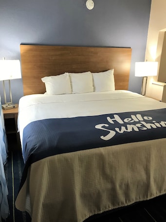 Escritorio, tabla de planchar con plancha, wifi gratis y ropa de cama