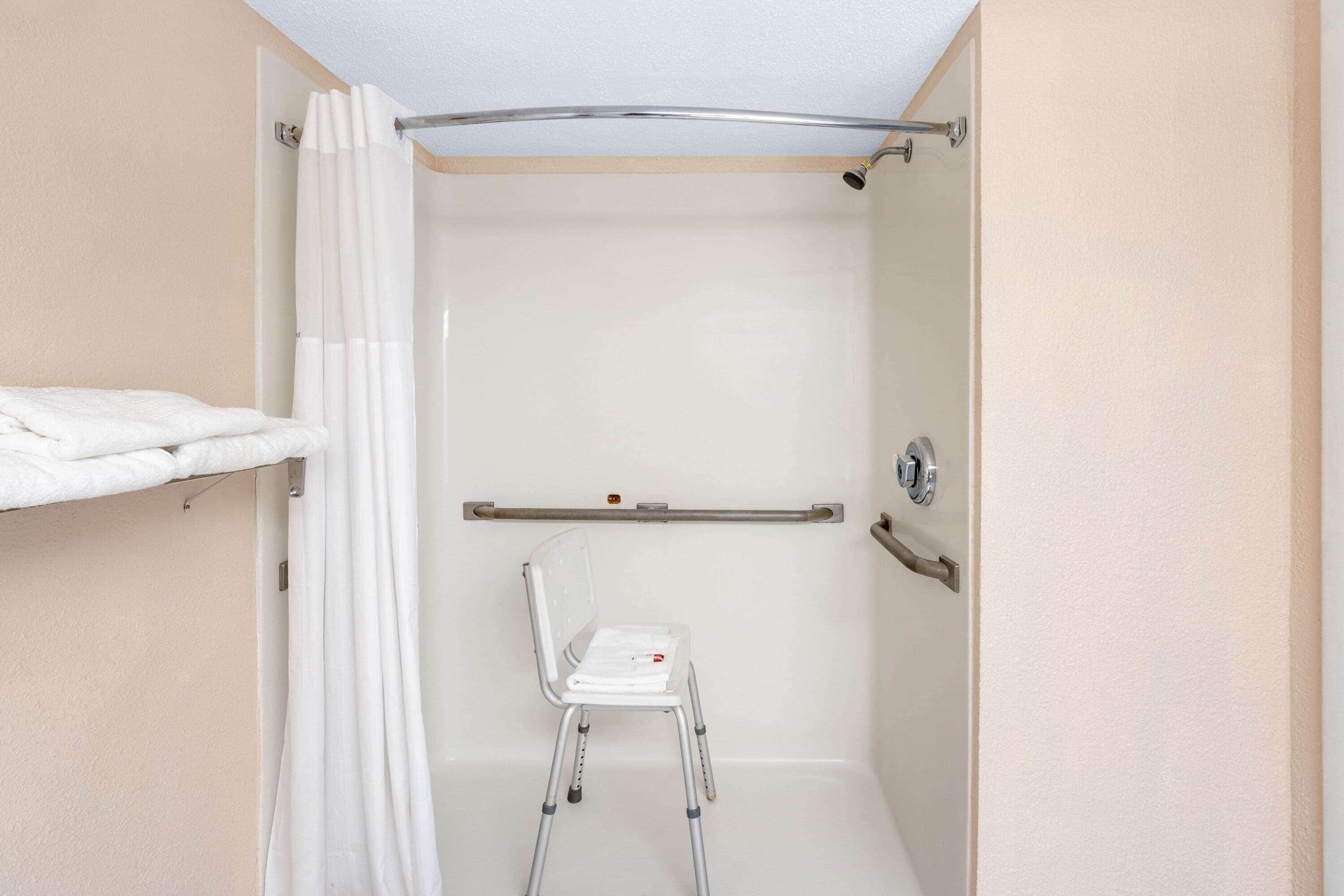 Combined shower/tub, free toiletries, hair dryer, towels