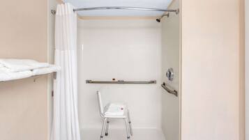 Combined shower/tub, free toiletries, hair dryer, towels