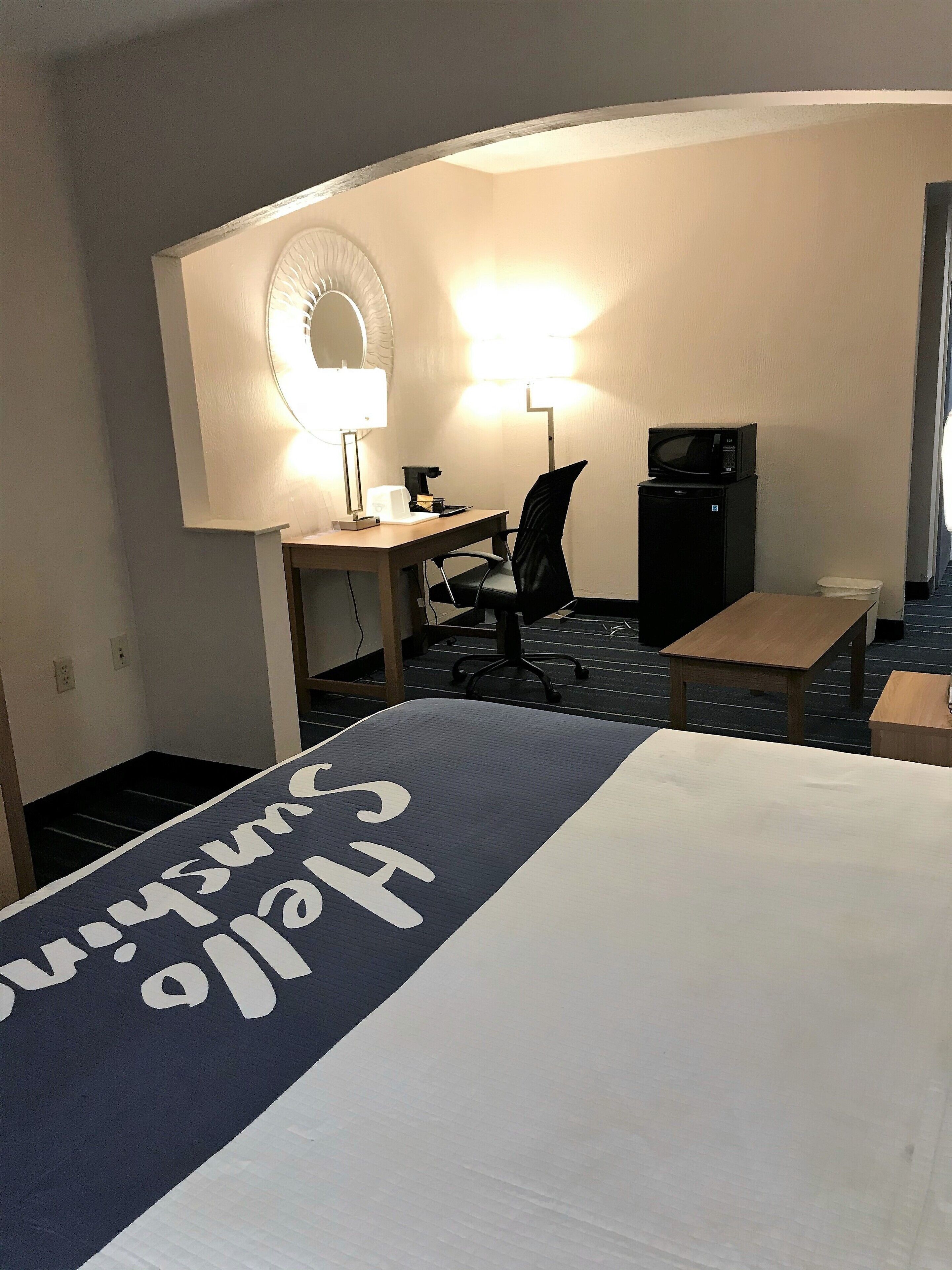 Escritorio, tabla de planchar con plancha, wifi gratis y ropa de cama 