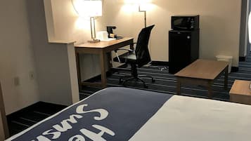 Escritorio, tabla de planchar con plancha, wifi gratis y ropa de cama