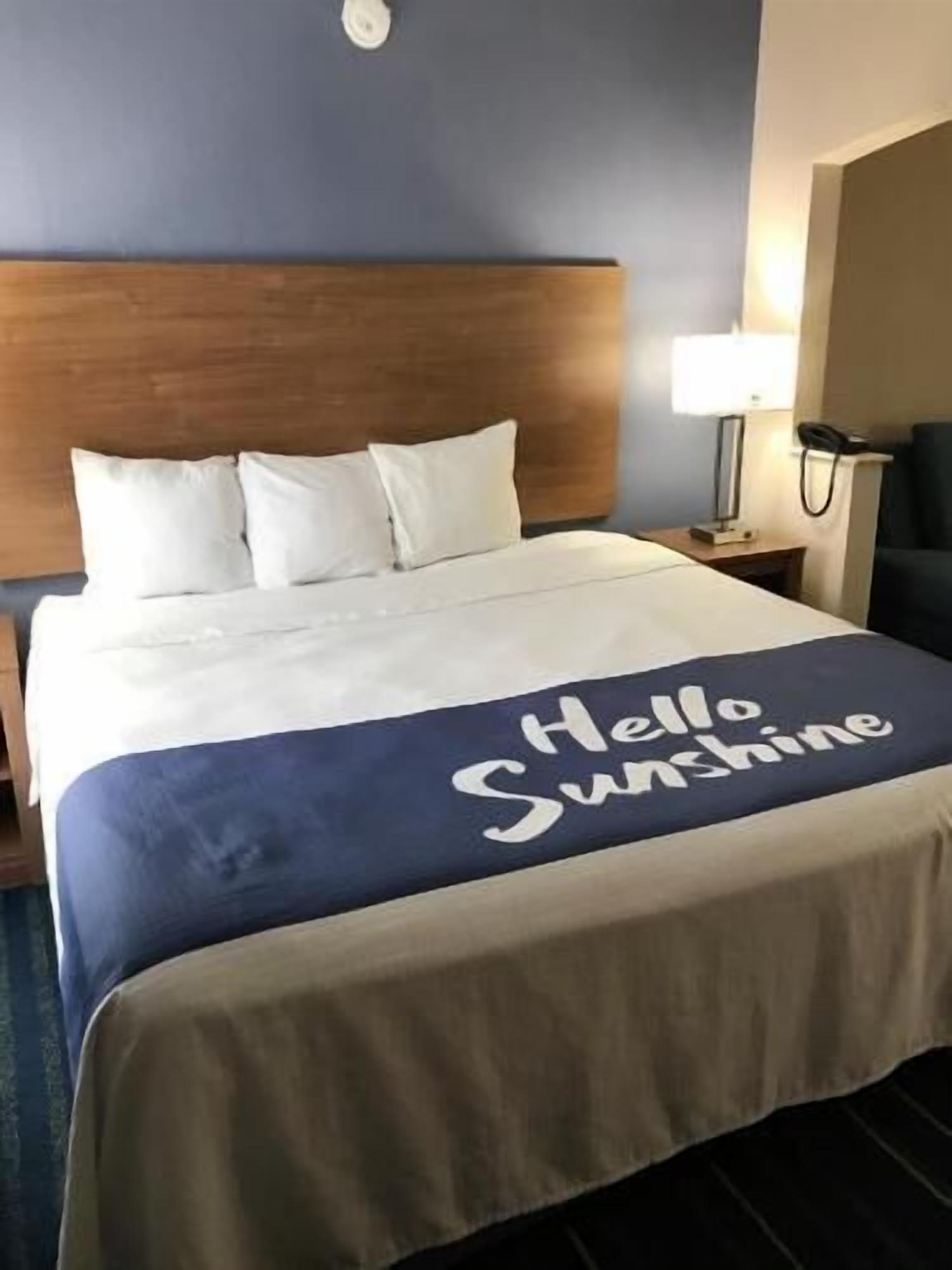 Escritorio, tabla de planchar con plancha, wifi gratis y ropa de cama 