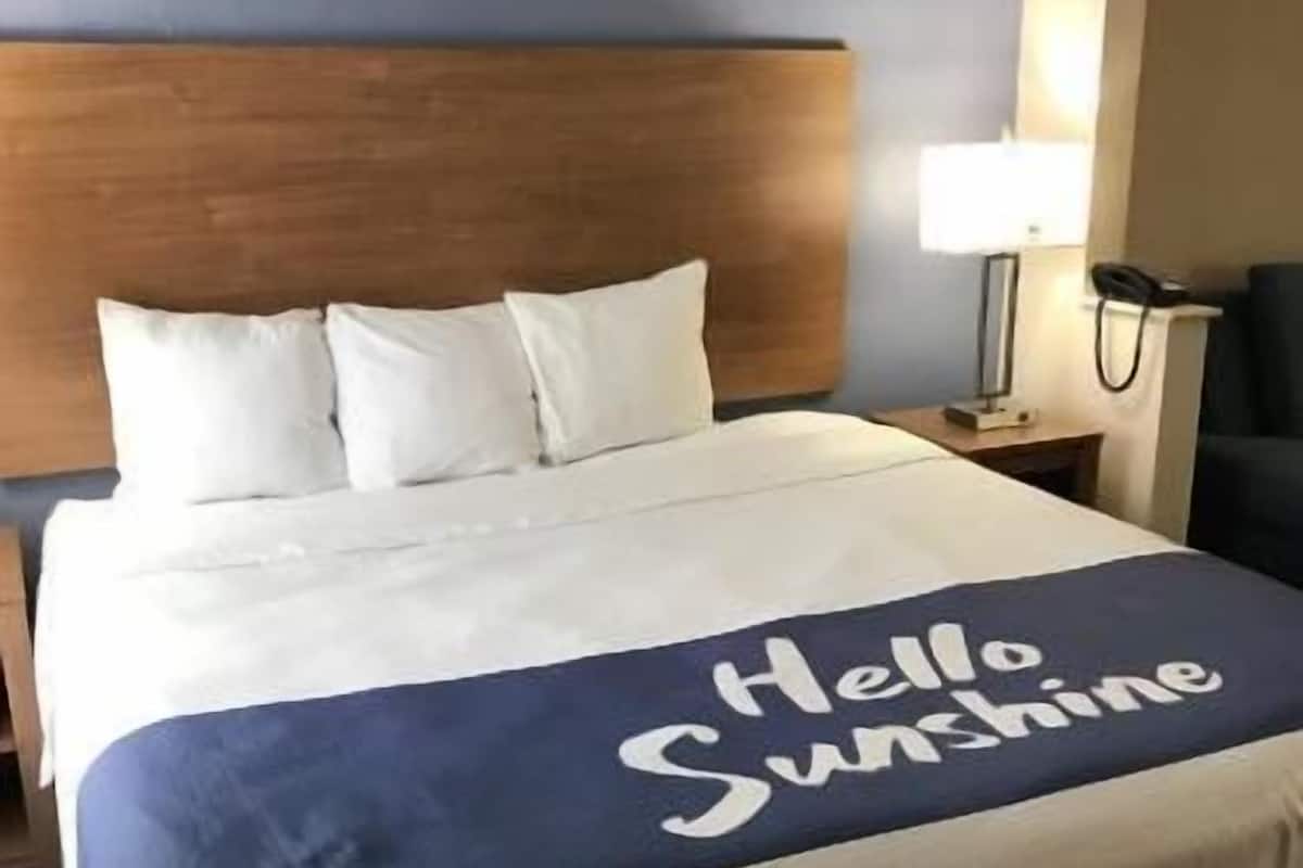 Escritorio, tabla de planchar con plancha, wifi gratis y ropa de cama