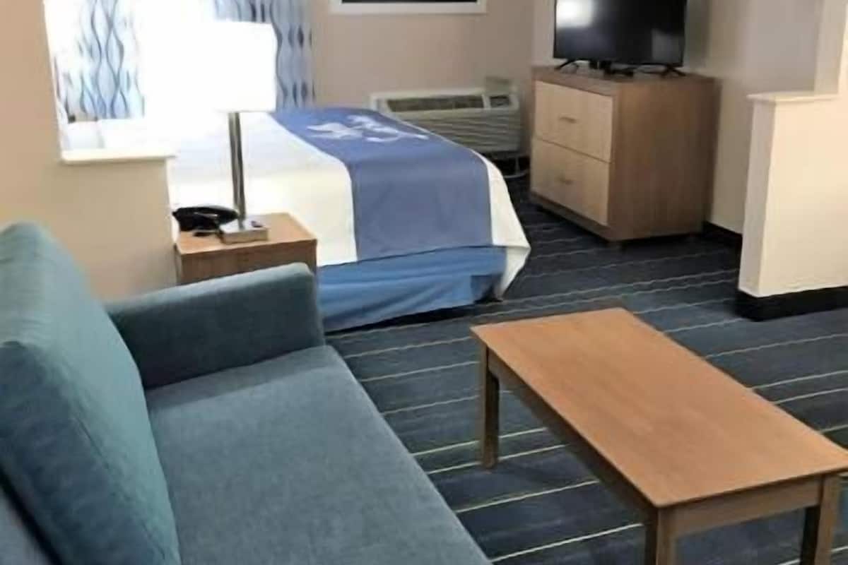 Escritorio, tabla de planchar con plancha, wifi gratis y ropa de cama