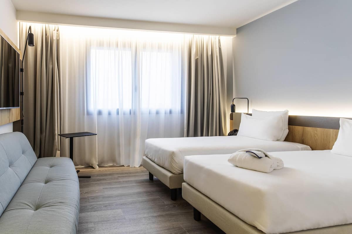 Superior-huone | Ylelliset vuodevaatteet, untuvapeitot, memory foam -patjalliset sängyt