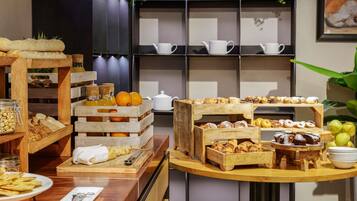Tägliches Frühstücksbuffet (16 EUR pro Person)