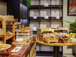 Desayuno buffet diario (EUR 16 por persona)
