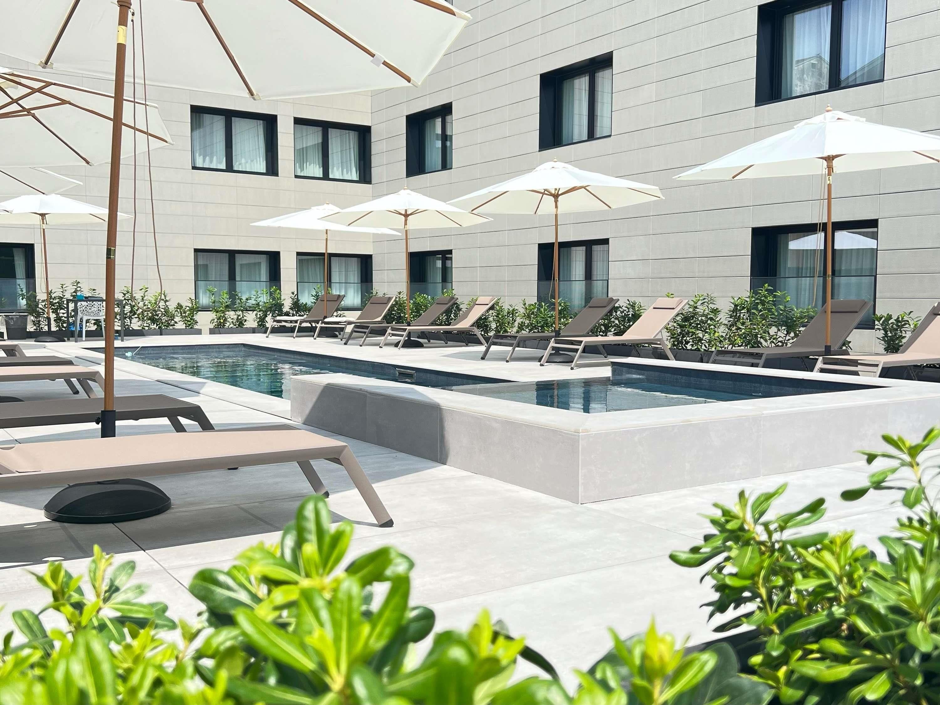 Piscina stagionale all'aperto, ombrelloni da piscina, lettini