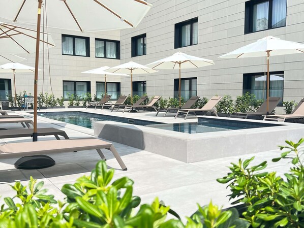 Piscine extérieure en saison, accès possible de 11 h à 19 h, parasols