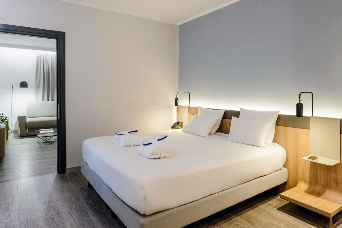 Premium bedding, down duvets, minibar, in-room safe