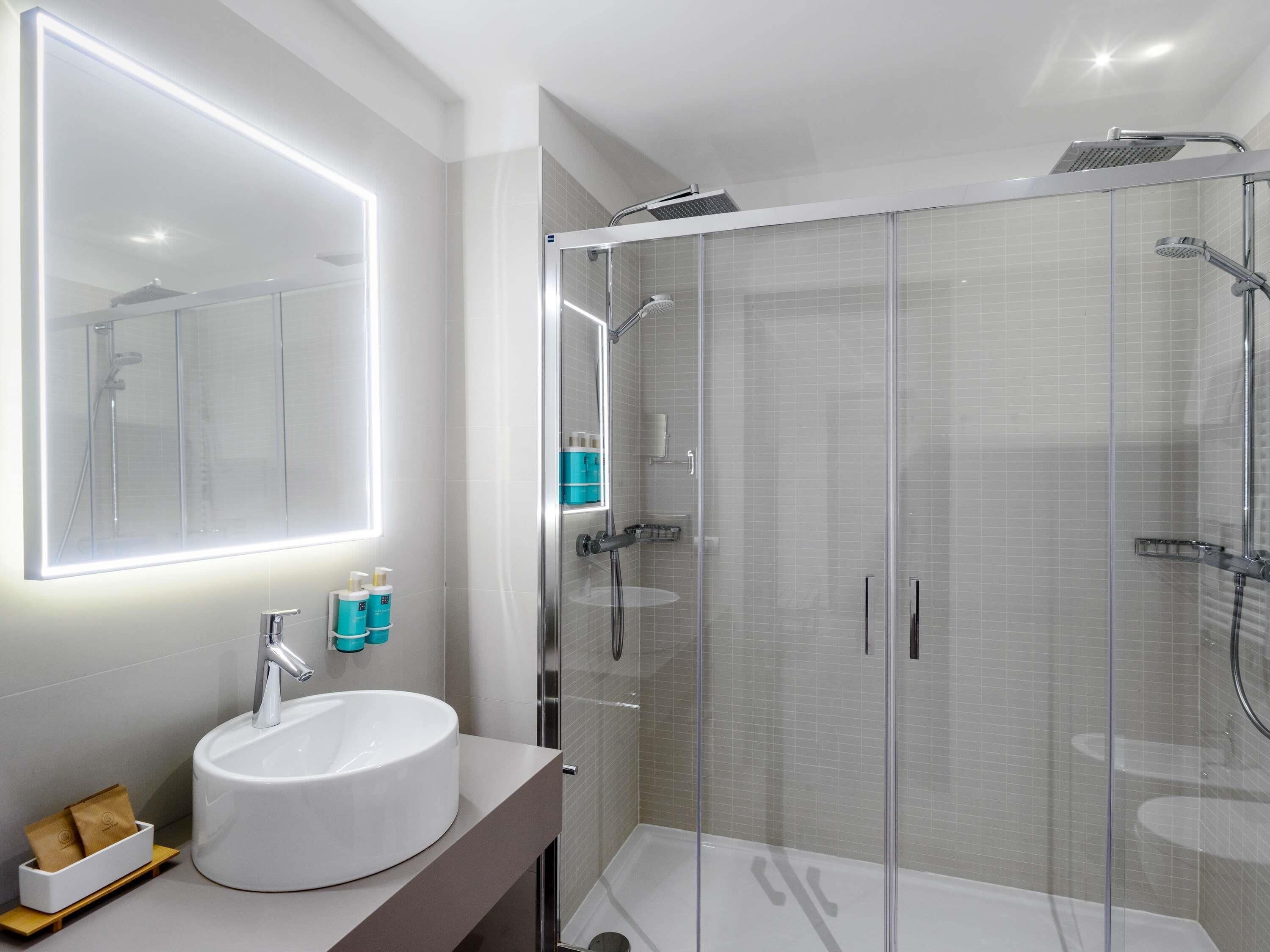 Premium bedding, down comforters, minibar, in-room safe