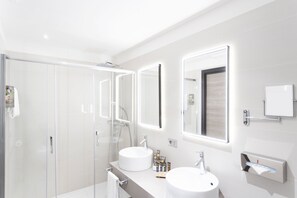 Shower, rainfall showerhead, eco-friendly toiletries, hair dryer - Novotel Parma Centro (Parma)